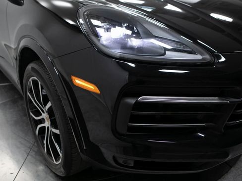 Certified 2023 Porsche Cayenne Platinum Edition image 12