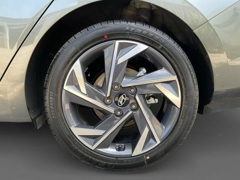 Used 2025 Hyundai Elantra SEL FWD image 8