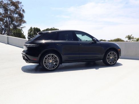 Certified 2025 Porsche Macan AWD/4WD image 8