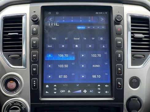 Used 2017 Nissan Titan PRO-4X w/ Pro-4x Convenience Package AWD/4WD image 4