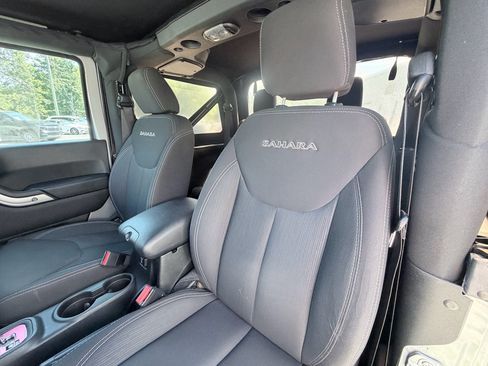 Used 2018 Jeep Wrangler Sahara w/ Dual Top Group AWD/4WD image 20
