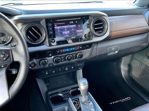 Used 2017 Toyota Tacoma Limited w/ Tow Package AWD/4WD image 9