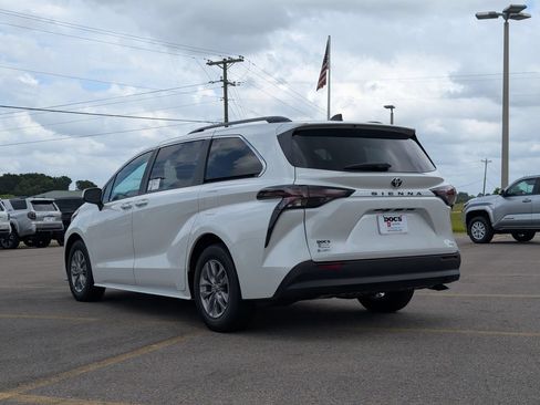 New 2026 Toyota Sienna XLE FWD image 5