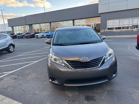 Used 2012 Toyota Sienna LE image 4