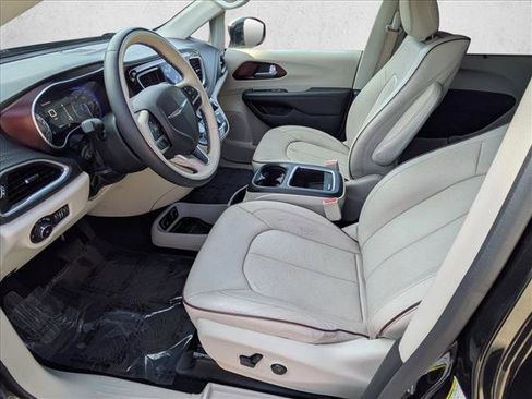 Used 2017 Chrysler Pacifica Limited w/ UConnect Theater Package FWD image 16