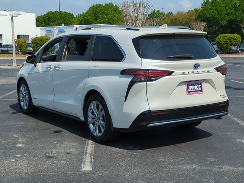 Used 2021 Toyota Sienna Platinum FWD image 3