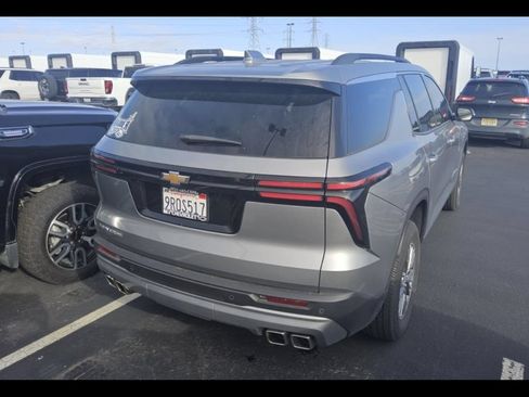 Used 2025 Chevrolet Traverse LT w/ Driver Confidence Package FWD image 5