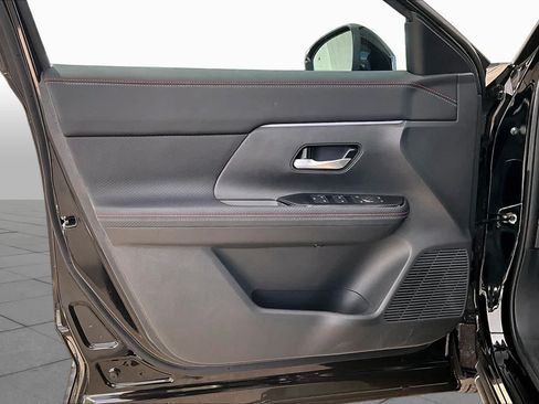 Used 2025 Nissan Kicks SR w/ SR Premium Package FWD image 22