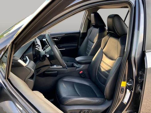 Used 2022 Toyota RAV4 XLE Premium FWD image 8