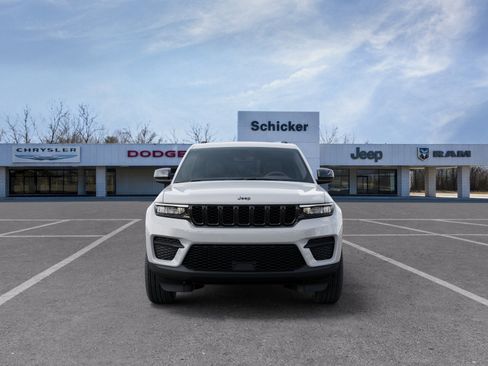 New 2025 Jeep Grand Cherokee Altitude w/ MOPAR Finishing Package image 32