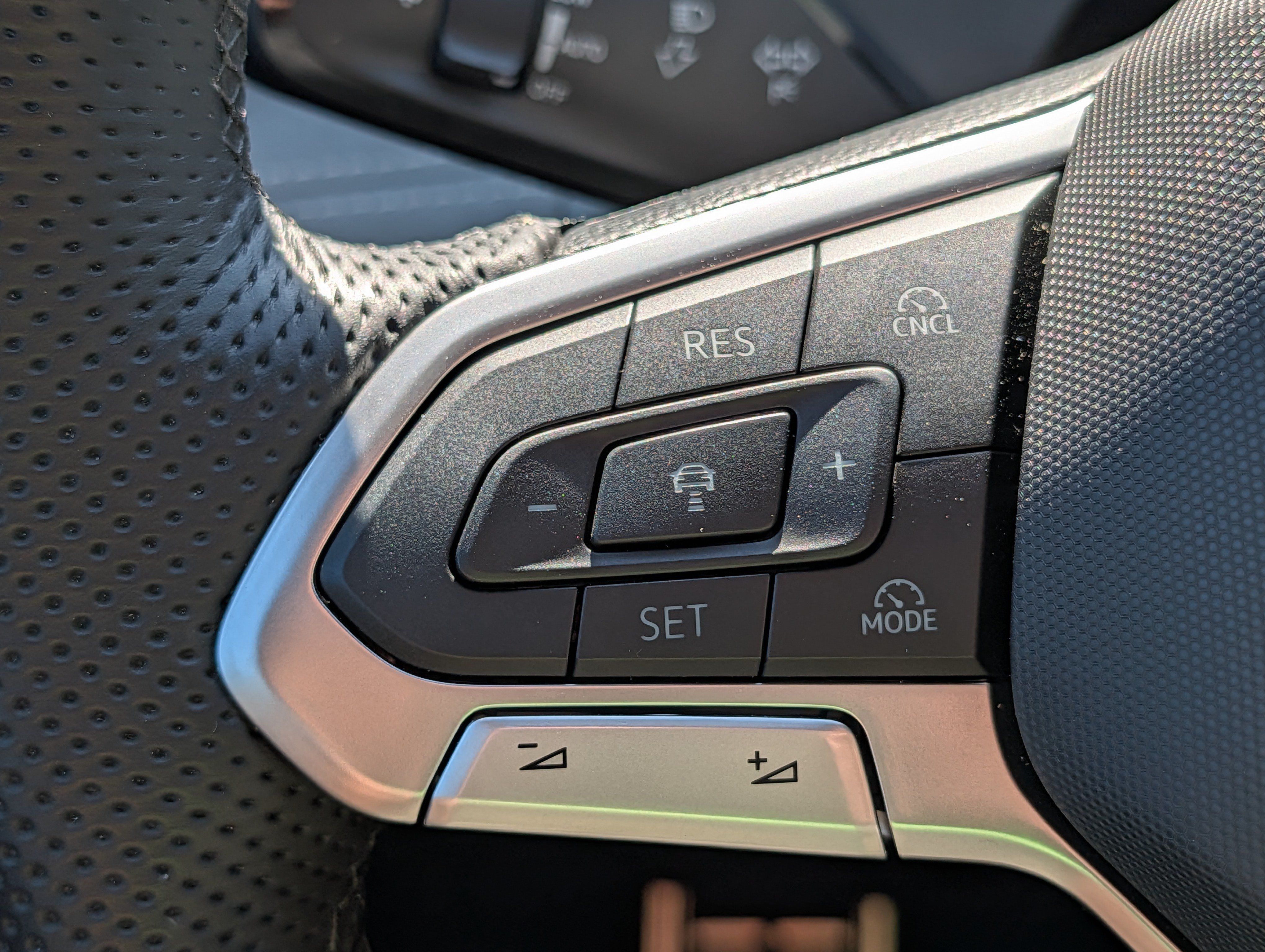 Certified 2026 Volkswagen Tiguan SE R-Line AWD/4WD image 30