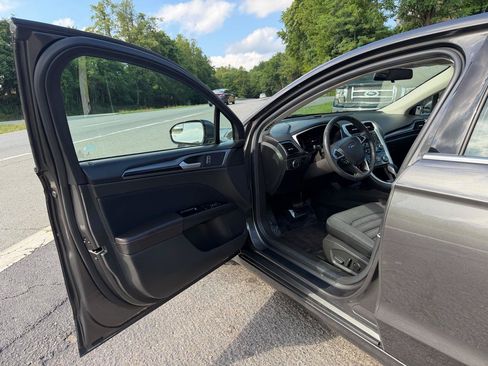 Used 2015 Ford Fusion SE w/ Equipment Group 201A FWD image 10