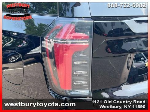 Used 2025 Chevrolet Suburban Z71 AWD/4WD image 13