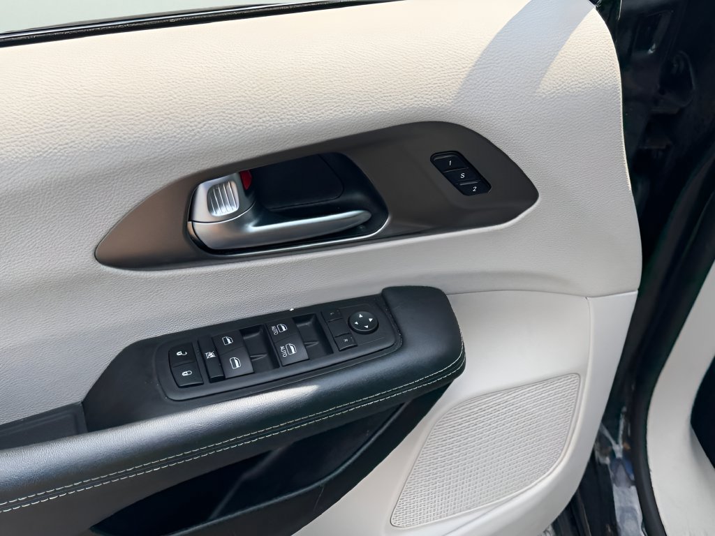 Used 2023 Chrysler Pacifica Touring-L FWD image 18