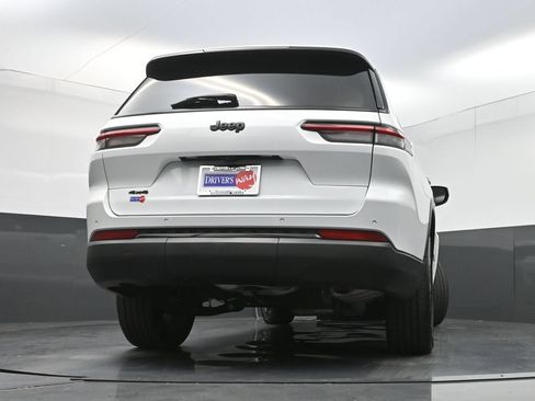Used 2023 Jeep Grand Cherokee L Laredo AWD/4WD image 33