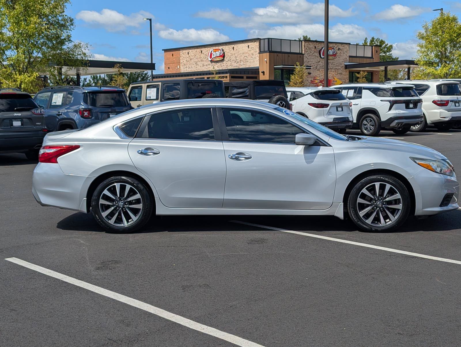 Used 2017 Nissan Altima 2.5 SV w/ Interior Lighting Package FWD image 5