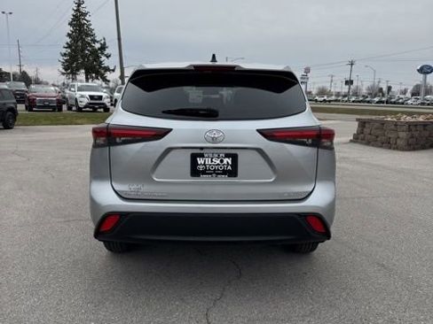 Used 2024 Toyota Highlander LE image 4