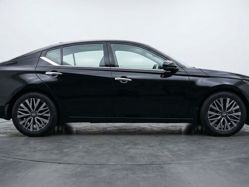 Used 2025 Nissan Altima 2.5 SV image 11