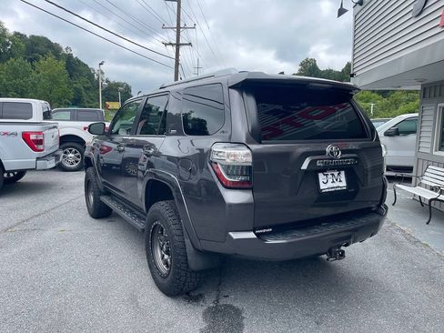 Used 2017 Toyota 4Runner SR5 AWD/4WD image 5