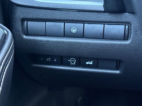 Used 2025 Nissan Rogue SV AWD/4WD image 37