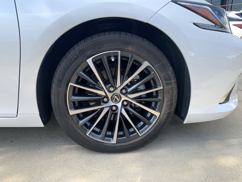 Used 2025 Lexus ES 300h w/ Premium Package FWD image 13