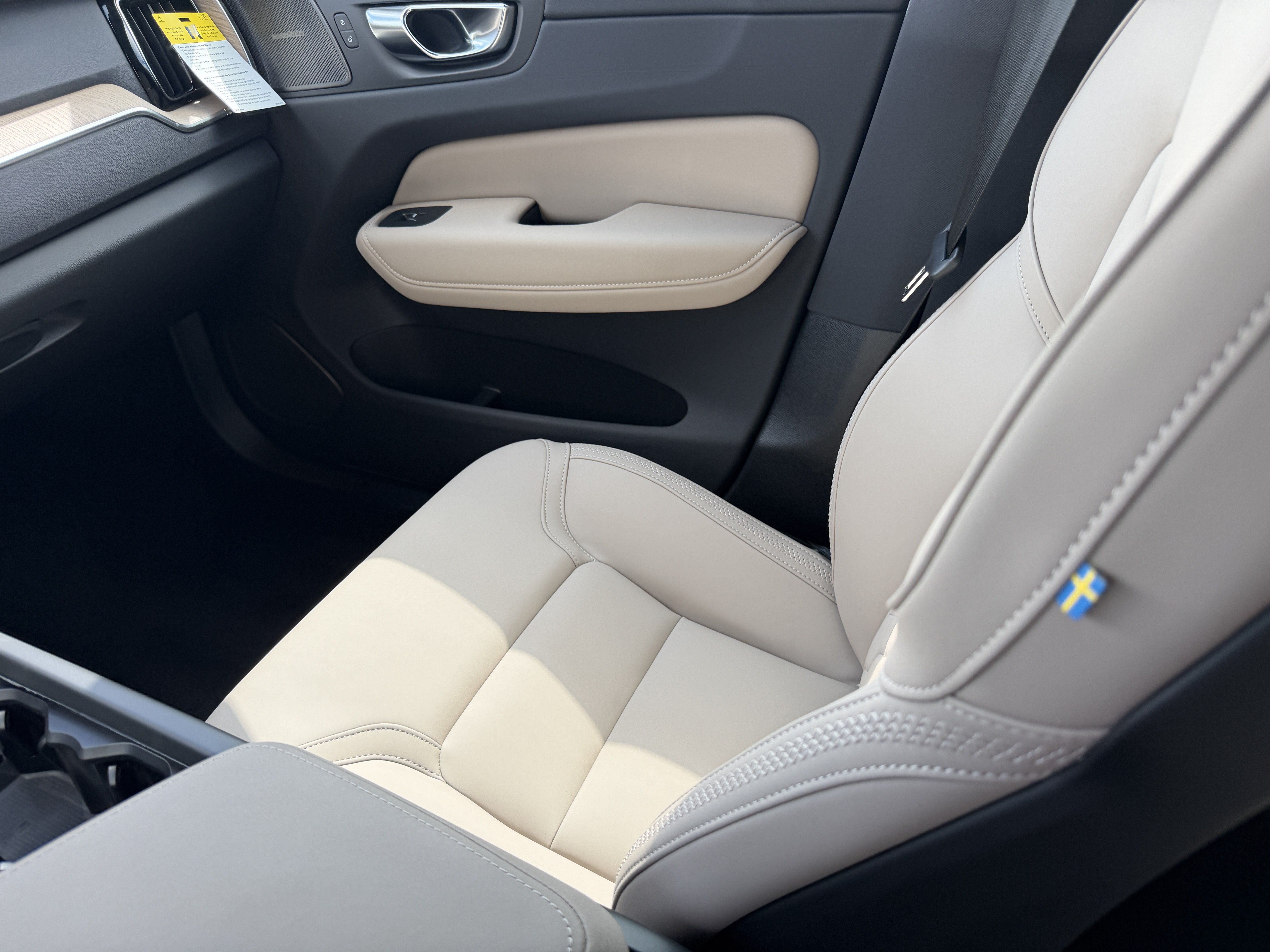 New 2027 Volvo XC60 B5 Plus AWD/4WD image 15