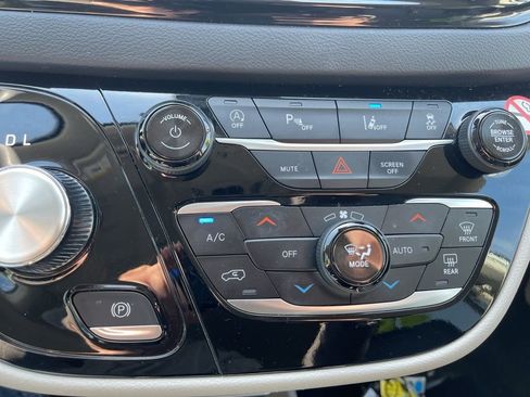 Used 2024 Chrysler Pacifica Touring-L image 12