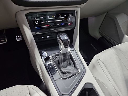 Certified 2024 Volkswagen Tiguan SE R-Line w/ MDO Package, Three-Row FWD image 22