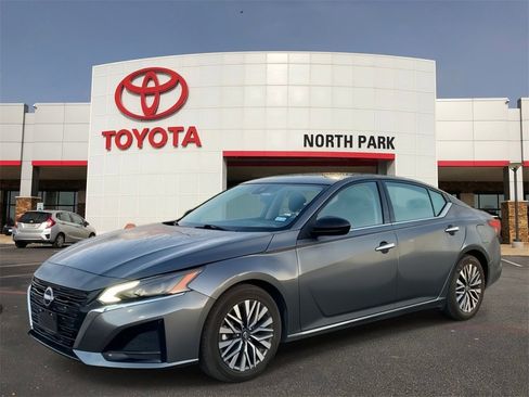 Used 2024 Nissan Altima 2.5 SV image 1