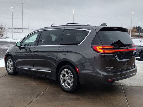 Used 2021 Chrysler Pacifica Limited w/ Uconnect Theater Family Group image 19