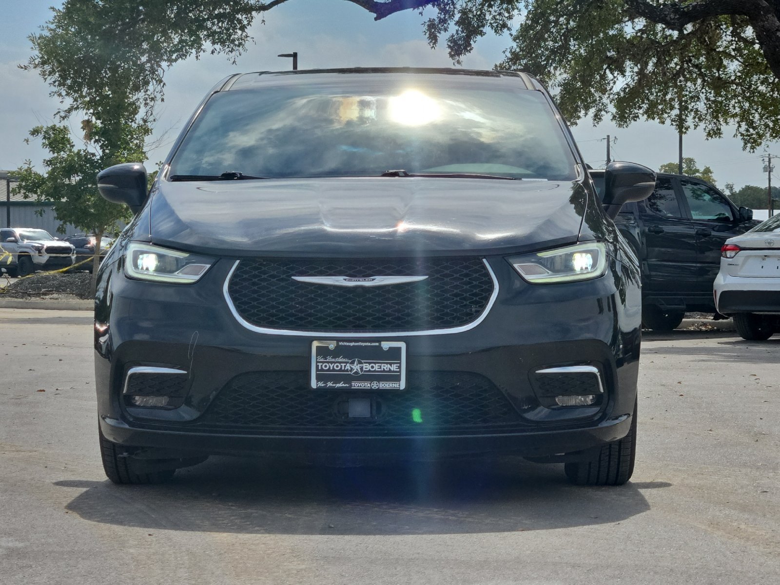Used 2023 Chrysler Pacifica Touring-L FWD image 8