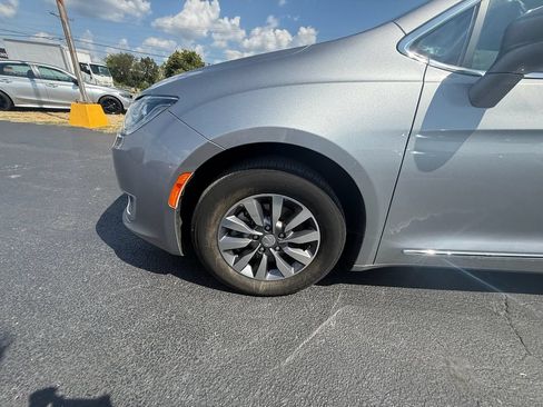 Used 2020 Chrysler Pacifica Touring-L Plus FWD image 9