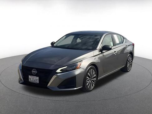 Used 2024 Nissan Altima 2.5 SV image 4