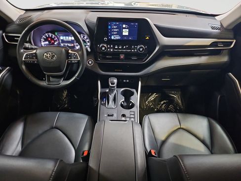 Used 2024 Toyota Highlander XLE FWD image 16