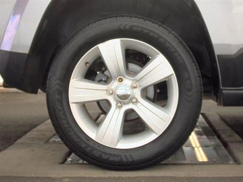 Used 2015 Jeep Patriot Latitude AWD/4WD image 11