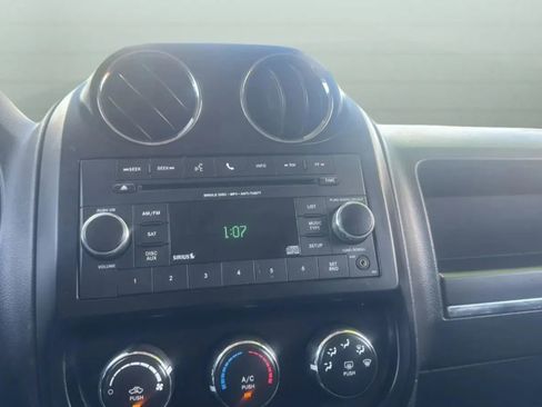 Used 2017 Jeep Patriot Latitude AWD/4WD image 13