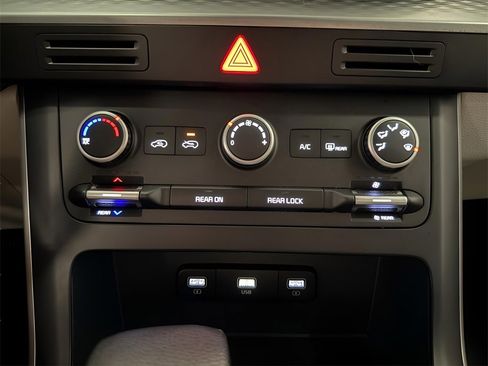 Used 2022 Kia Carnival LX image 15