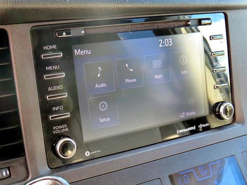 Used 2018 Toyota Sienna XLE image 23