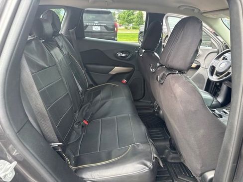 Used 2018 Jeep Cherokee Latitude w/ Altitude Package FWD image 18