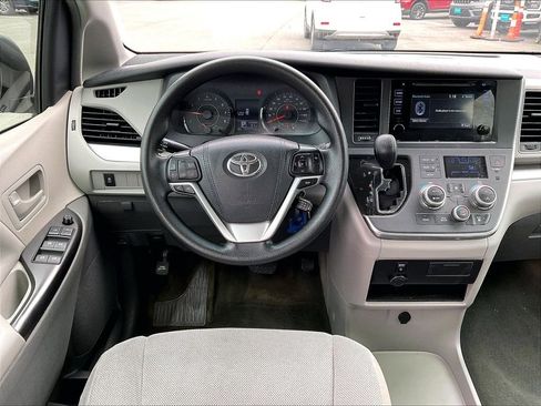 Used 2017 Toyota Sienna L FWD image 18