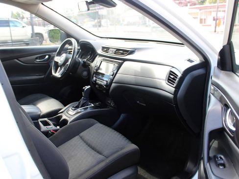 Used 2019 Nissan Rogue SV w/ Sun & Sound Touring Package FWD image 16