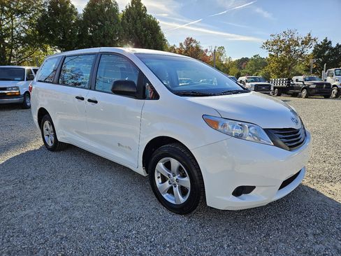 Used 2016 Toyota Sienna L image 7