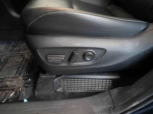 Used 2025 Toyota Sienna Platinum image 12