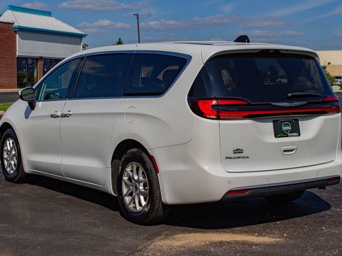 Used 2023 Chrysler Pacifica Touring-L FWD image 7