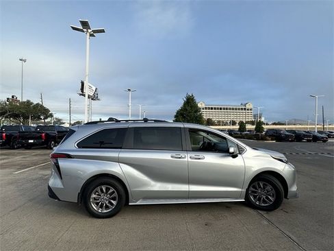 Used 2022 Toyota Sienna LE image 4