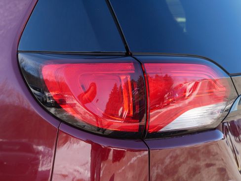 Used 2022 Chrysler Voyager LX image 17