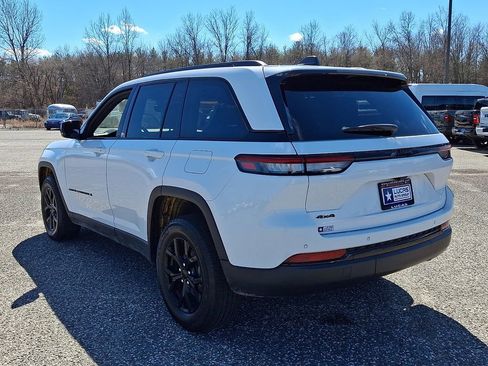 Used 2024 Jeep Grand Cherokee Altitude AWD/4WD image 8