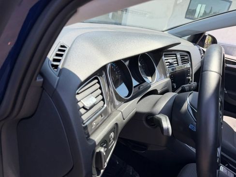 Used 2017 Volkswagen e-Golf SE FWD image 11