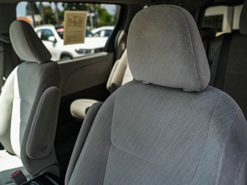 Used 2018 Toyota Sienna LE FWD image 23