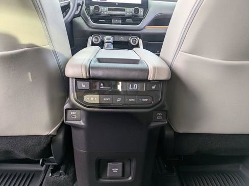 Used 2025 Toyota Grand Highlander image 19